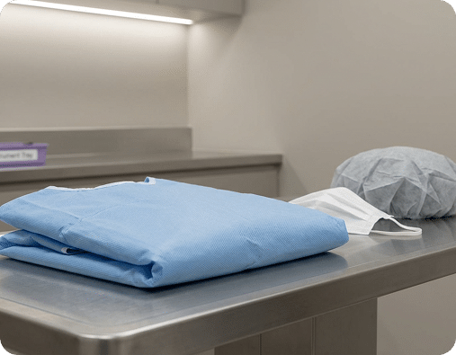 Aplicaciones comunes de adhesivos en ropa médica desechable